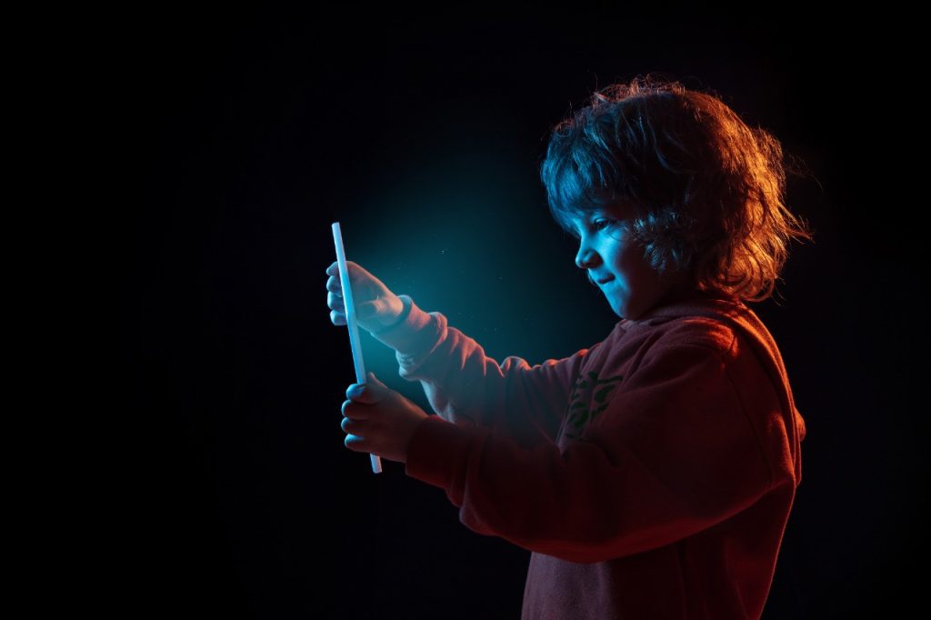 Luz azul: cómo afecta sus ojos y su piel
