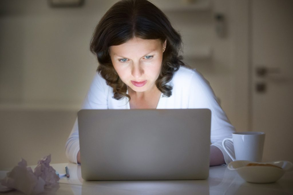 Luz azul: cómo afecta sus ojos y su piel