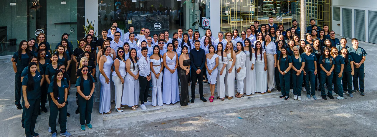 Equipo de la Clínica Especializada Previred frente a la Sede Premium