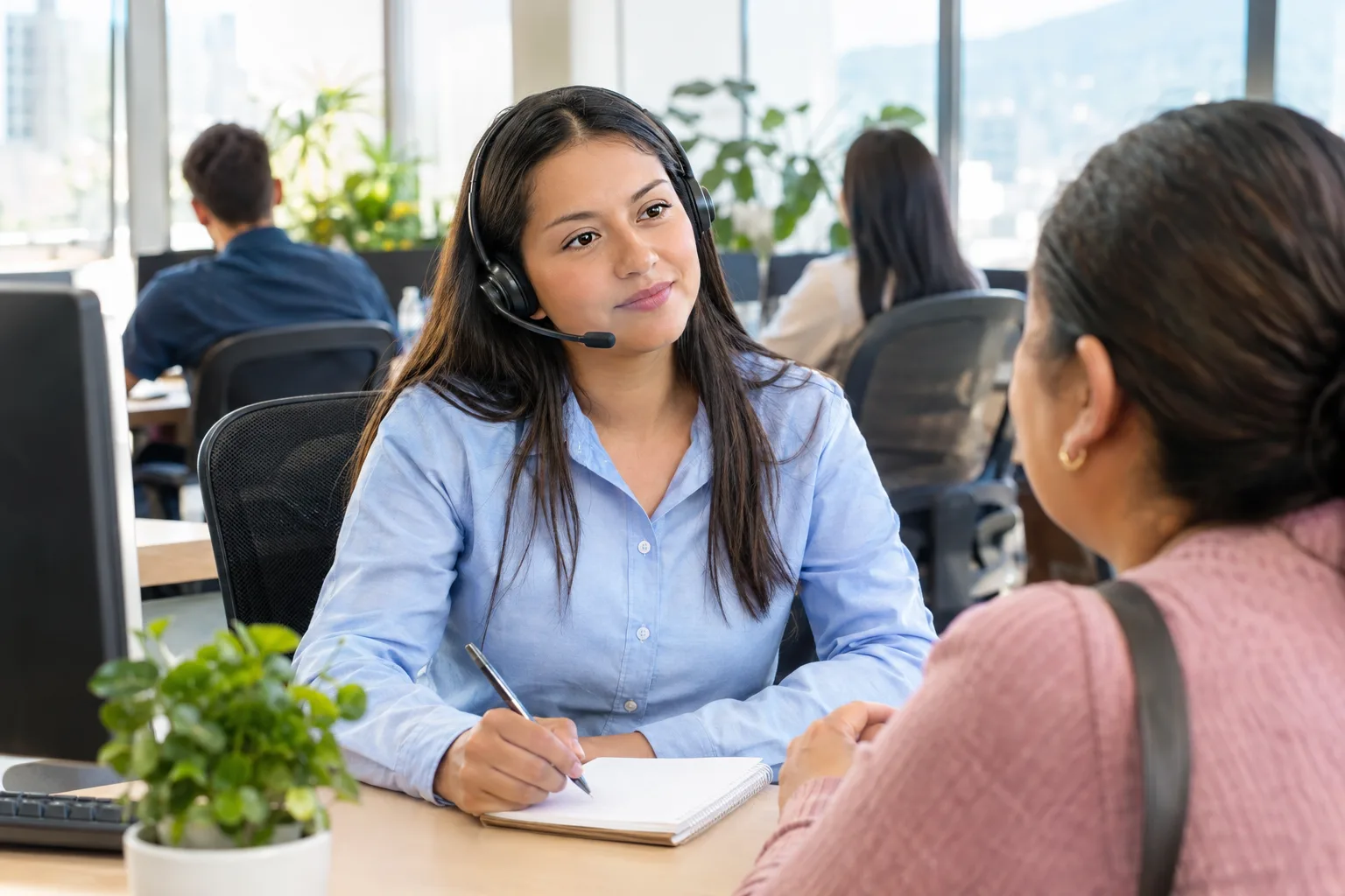 Agente de atención al suscriptor escuchando y tomando notas