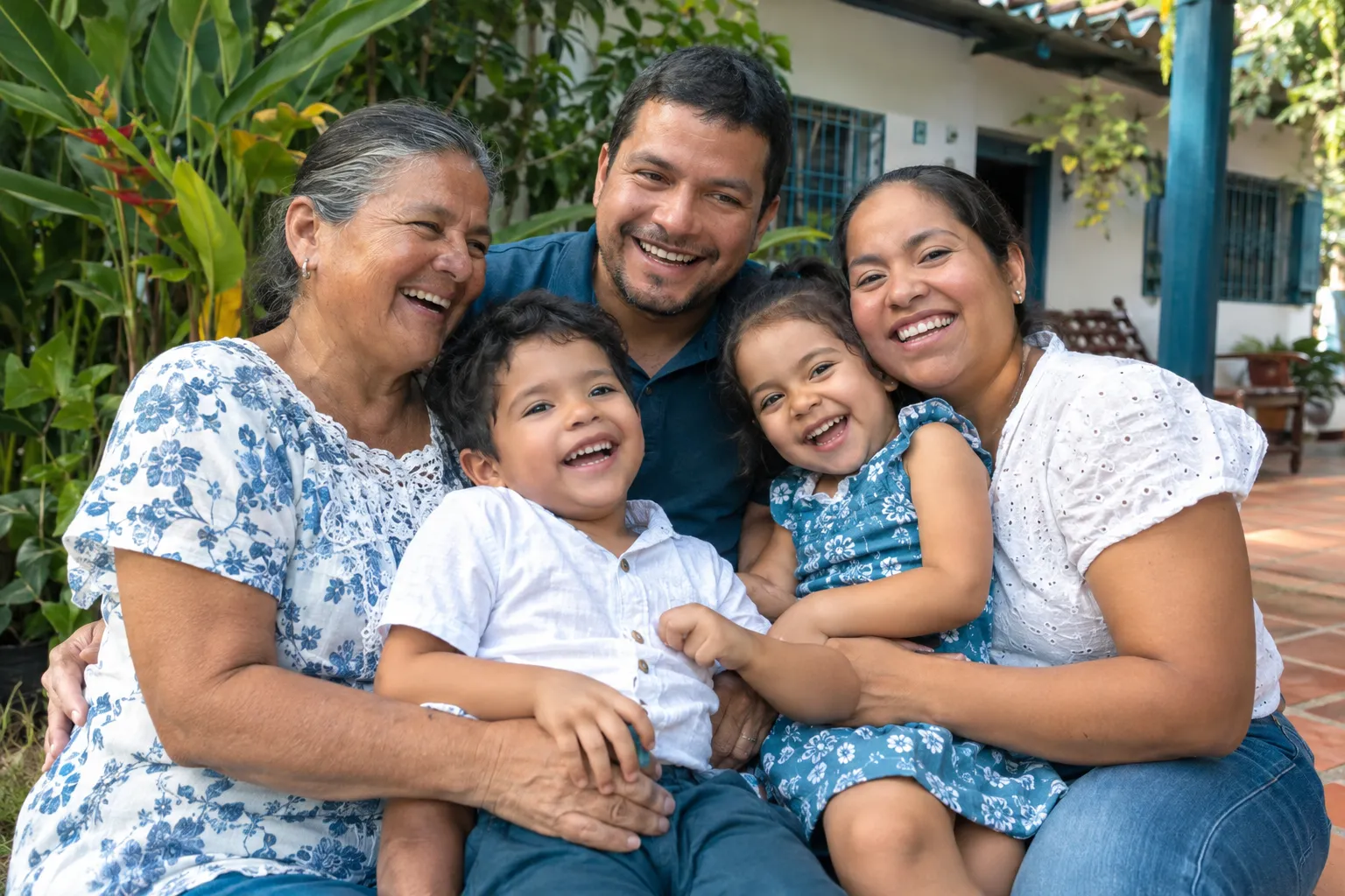 Familia de tres generaciones en el patio de su casa